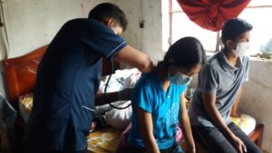 PERSONAL DE SALUD DEL DISTRITO CHORDELEG – GUALACEO BRINDA SU CONTIGENTE ANTE EMERGENCIA SUSCITADA POR EL DESBORDAMIENTO DEL RIO PUNGOHUAYCO.