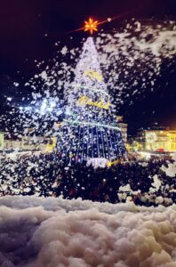 Nieve en Cuenca!  El Árbol de Navidad más grande del País se encendió en una noche mágica llena de arte y tradición