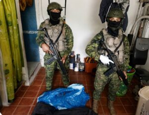Ejército Ecuatoriano decomisa armas y municiones en Machala.