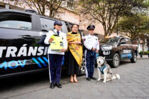 La EMOV EP fortalece control operativo con 15 nuevos patrulleros y uniformes para sus Agentes Civiles de Tránsito.